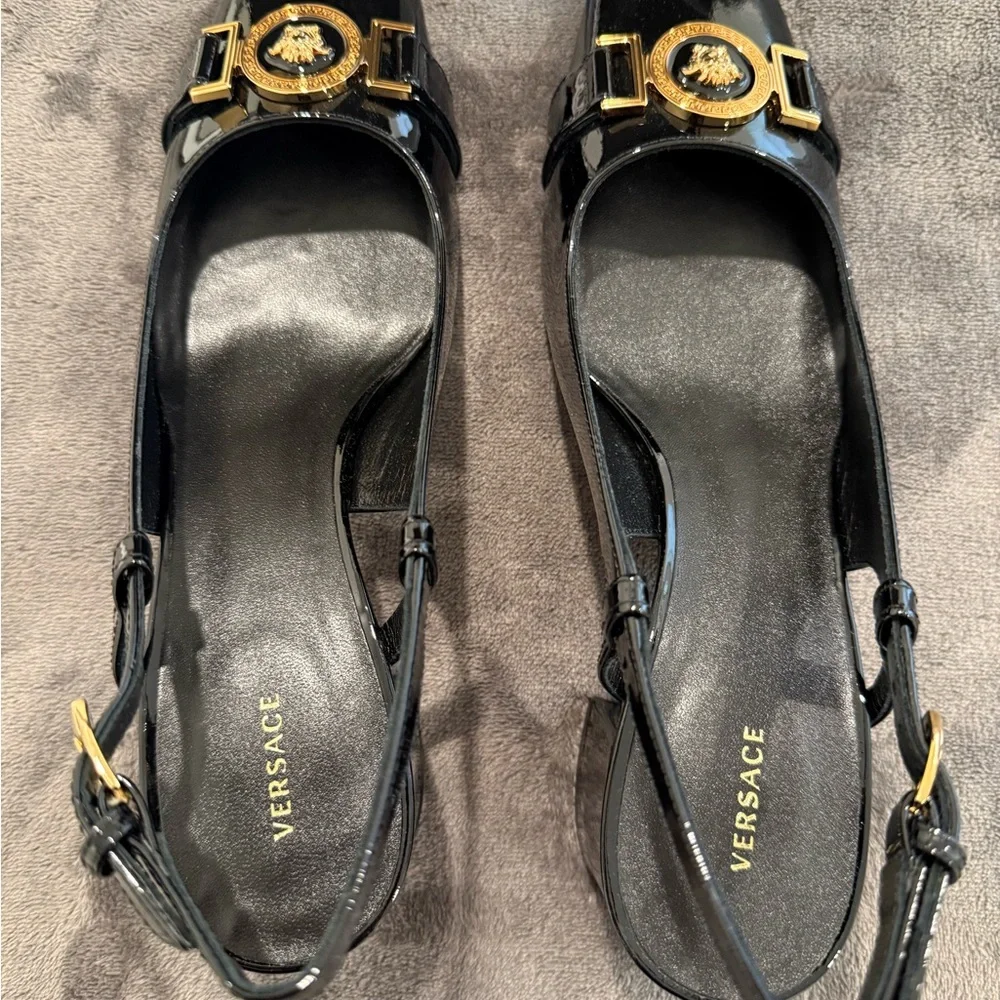 🆕 Versace Medusa Black Patent Vernis Leather Slingback Sleek Pump